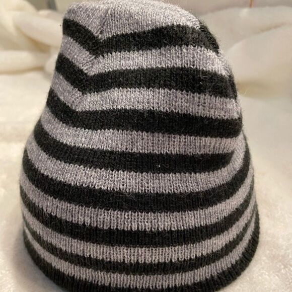 One size little kid Unisex Heathtex black and gray striped stretch beanie hat - Picture 4 of 6